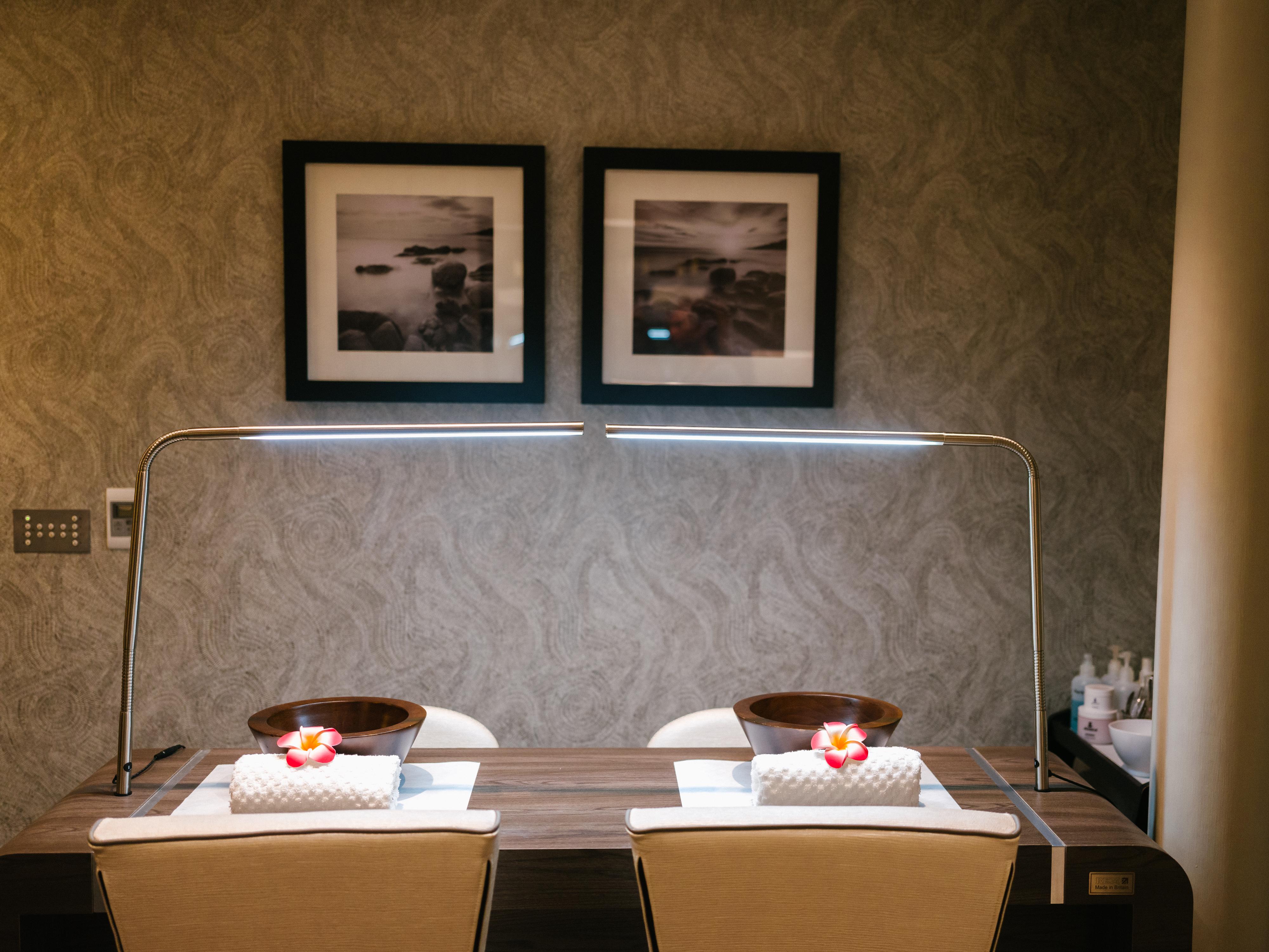 Saint Helier Jersey Grand Jersey Hotel And Spa מראה חיצוני תמונה A table with two bowls of fruit