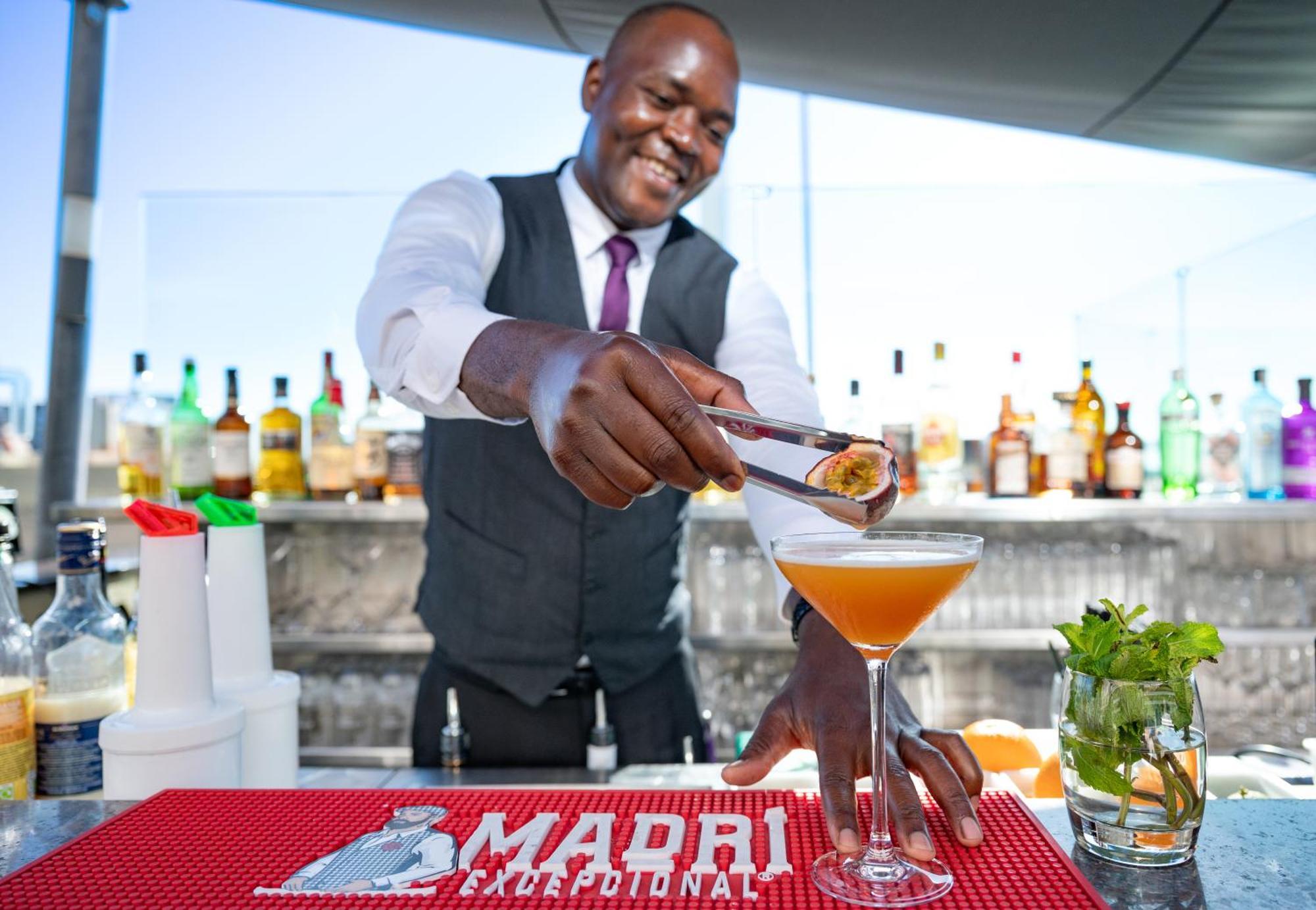Saint Helier Jersey Grand Jersey Hotel And Spa מראה חיצוני תמונה A bartender at work