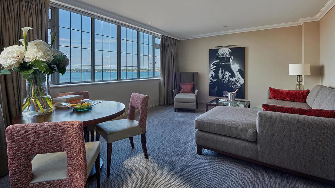 Saint Helier Jersey Grand Jersey Hotel And Spa מראה חיצוני תמונה A suite at the InterContinental